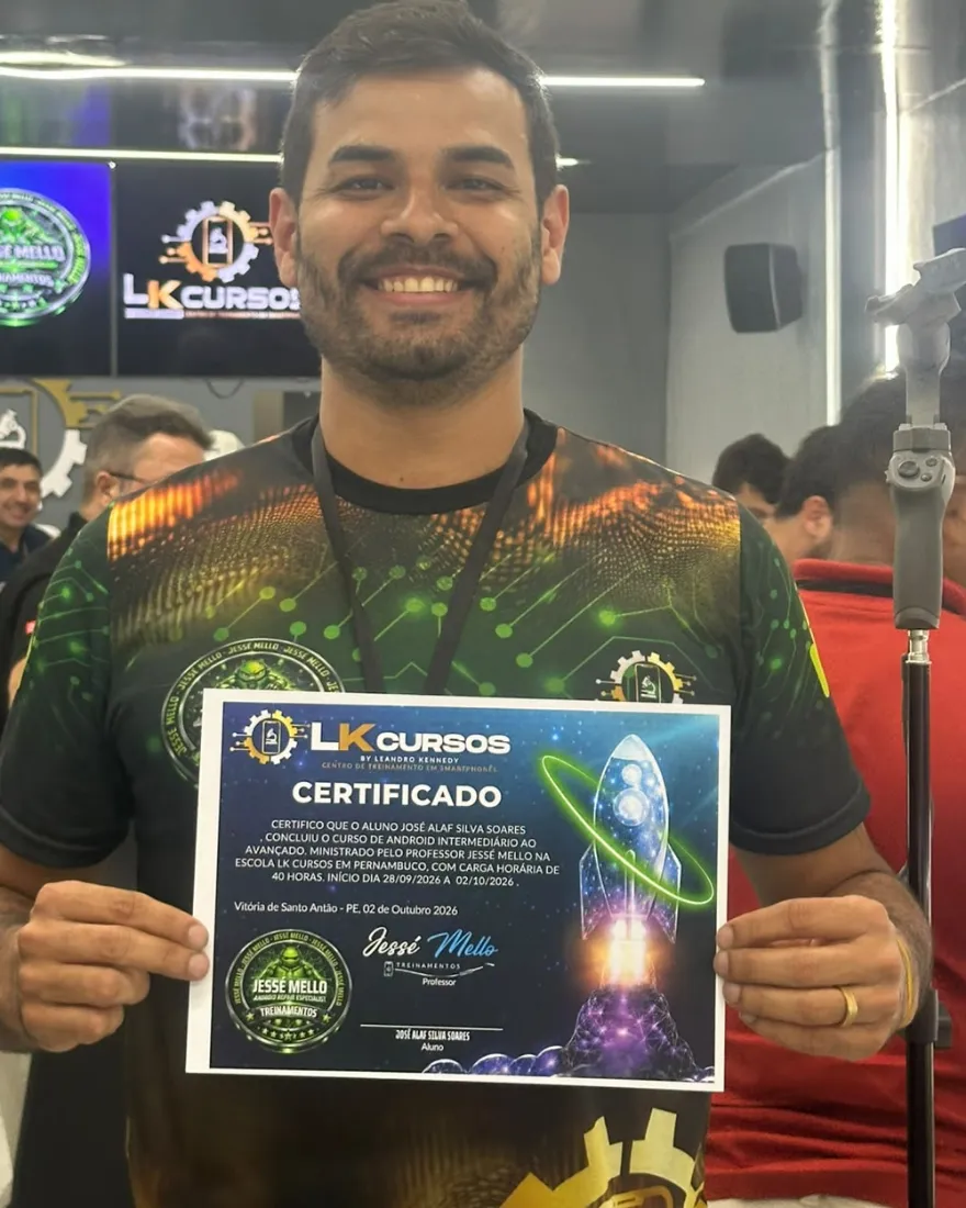 Alaf, dono da Alafcell Assistec, segurando o certificado do curso de Android intermediário ao avançado da LK Cursos